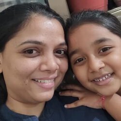 Riddhi with her mom Priyanka